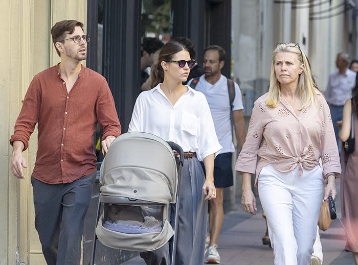 Isabelle Junot, de paseo con su hija, su madre y su hermano