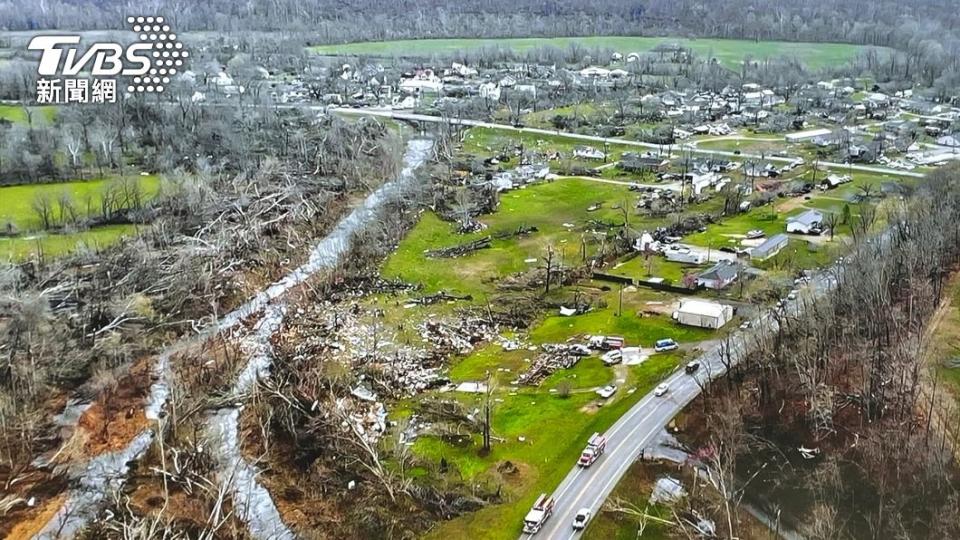 從空拍圖可以看到，密蘇里州的房屋被龍捲風掀翻，滿地都是樹木殘枝和建築物碎片。（圖／達志影像美聯社）