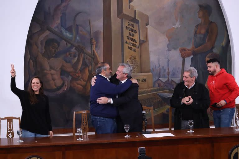 En su última visita a la CGT, el presidente Alberto Fernández se abraza con Daer y Acuña observa; ese día Pablo Moyano prefirió ausentarse para tomar distancia