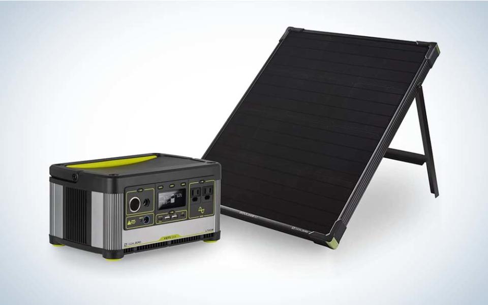 The Goal Zero Yeti 500X is the best emergency power station that uses solar power.
