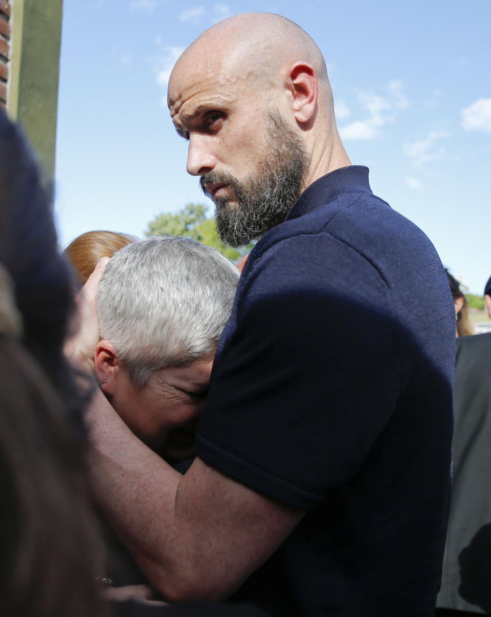 Mercedes Taffarel, la madre del futbolista argentino Emiliano Sala, es abrazada por el defensor de Nantes, Nicolas Pallois, durante el entierro de Sala en un cementerio en Santa Fe, Argentina, sábado 16 de febrero de 2019. (AP Foto/Natacha Pisarenko)