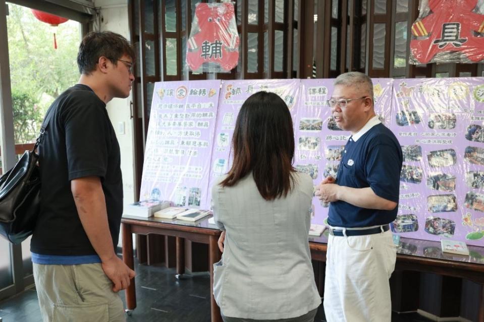 志工洪易辰（右一）向社會局貴賓說明慈濟輔具平台成立的理念與運作流程。