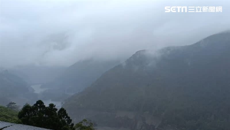 德基水庫集水區昨晚到今天持續降雨中。（圖／台中和平分局提供）