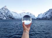 <p>Der „Lensball“ ist ein Tool für Fotografen, das die Welt in eine Kugel katapultiert. Sie ist in den Durchmessern 60 mm oder 80 mm erhältlich – und zeigt Landschaften in spektakulärer Weitwinkeloptik. (Bild: Caters) </p>