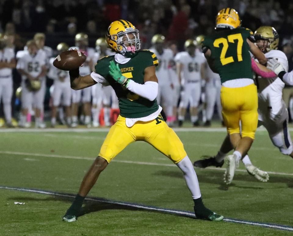 Grosse Pointe North's Daniel Taylor passes against Grosse Pointe South during first-half action on Friday, Oct. 21, 2022.