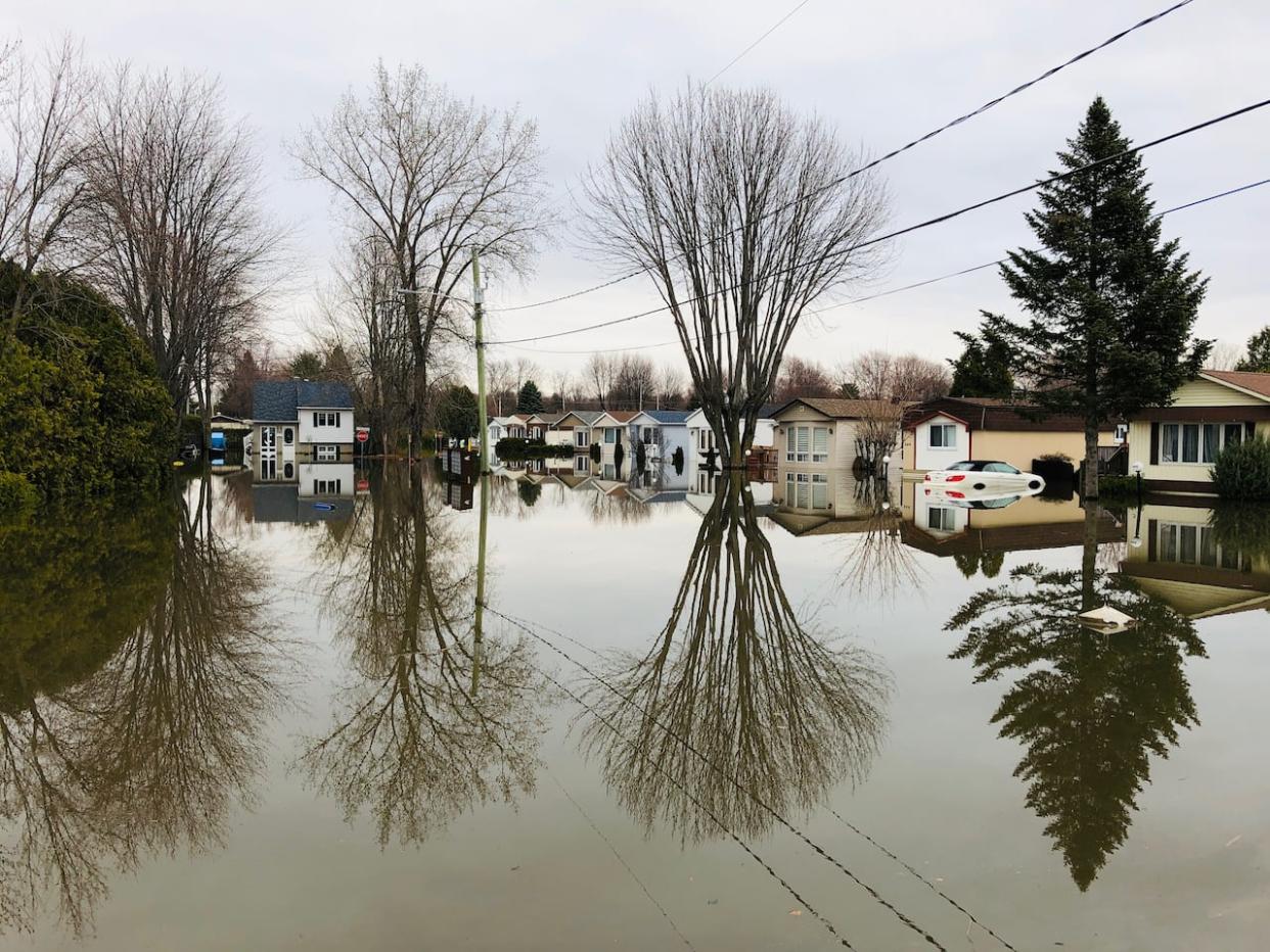 Thousands of homes were flooded in Sainte-Marthe-sur-le-Lac, Que., in 2019. (Julie Marceau/Radio-Canada - image credit)