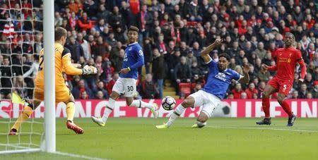 Britain Soccer Football - Liverpool v Everton - Premier League - Anfield - 1/4/17 Everton's Ashley Williams misses a chance to score Action Images via Reuters / Carl Recine Livepic