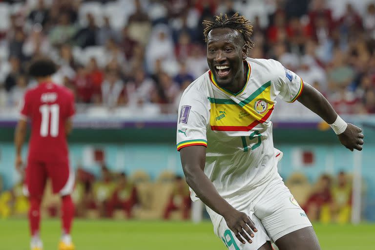 Famara Diedhiou festeja el segundo gol de Senegal ante Qatar; el equipo africano sueña con la clasificación a octavos de final