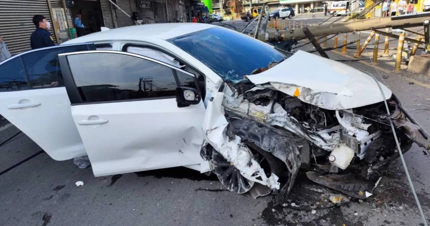 江男今下午駕車自撞電線杆，電線杆遭連根拔起害附近住戶停電，更導致後座乘客命為搶救中。（圖／翻攝畫面）