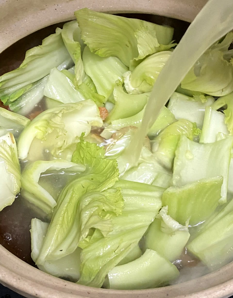 煲仔菜食譜│芥菜鯪魚球煲  分兩次落菜保青綠
