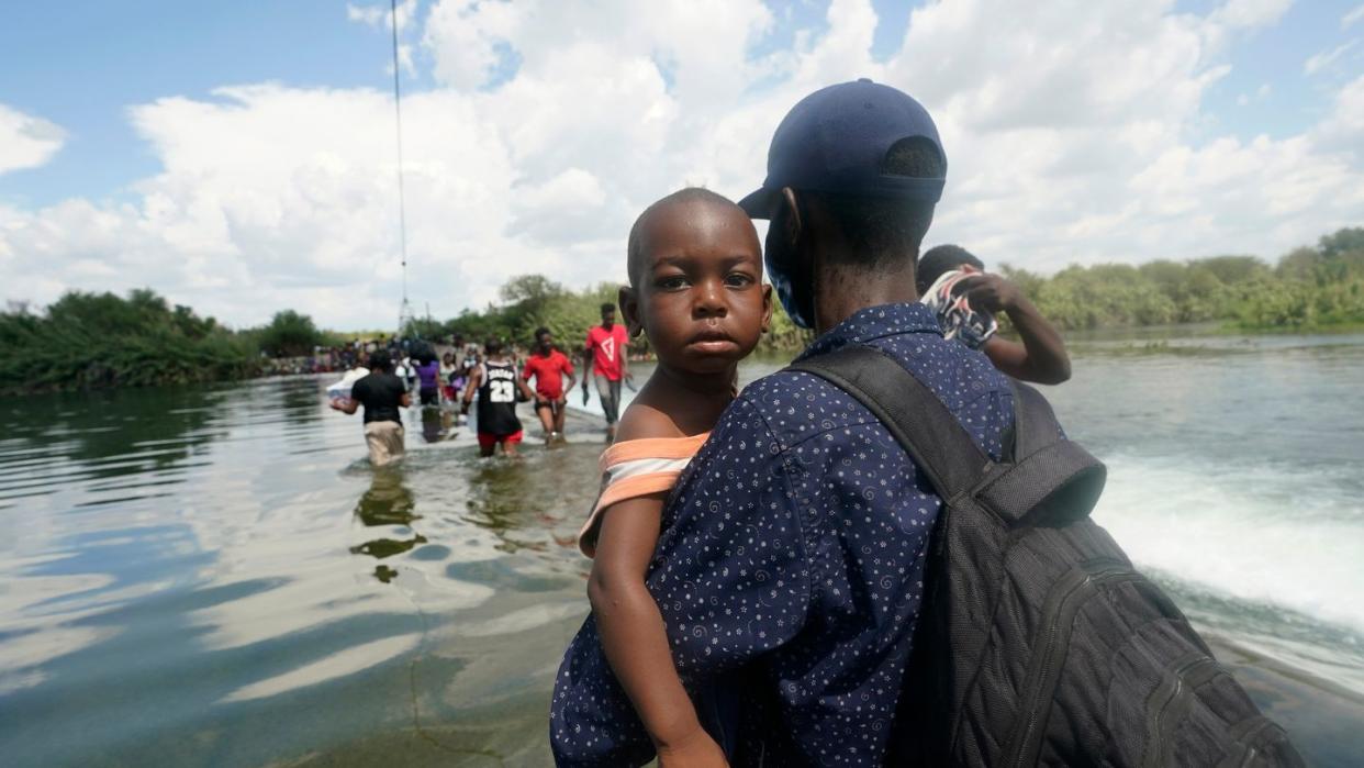 Haitianische Migranten benutzen einen Damm bei Del Rio, Texas, um von Mexiko aus in die Vereinigten Staaten zu gelangen.