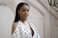 <p>Rihanna no solamente ha confesado en multitud de ocasiones que consume marihuana, sino que no ha tenido ningún problema en ser fotografiada fumando o incluso subir imágenes en las que aparecía con un cigarro de cannabis a Instagram. (Foto: Thibault Camus / AP). </p>