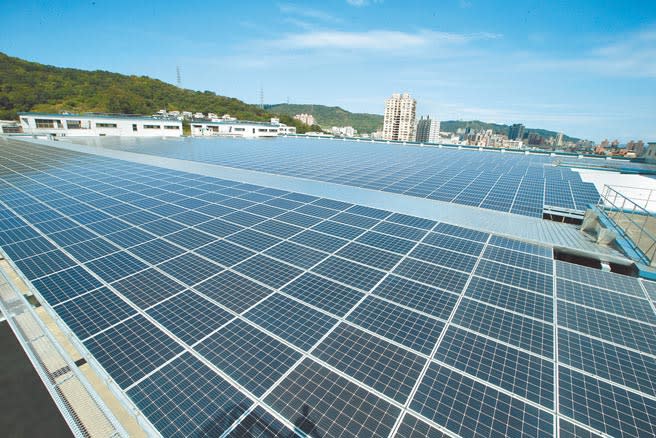 經濟部長王美花表示，2025年屋頂型太陽光電目標提升至8GW，地面型則從原14GW降至12GW。圖為全球傳動科技公司大樓屋頂的太陽光電系統。（陳怡誠攝）