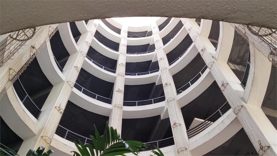 高雄9層樓精品旅館設「螺旋車道」　民眾：還沒入住就先頭暈