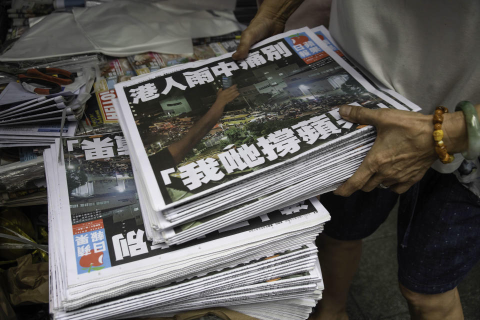 《蘋果日報》於 2021 年 6 月 24 日刊出最後一份報紙。（資料圖片）(Photo by Ivan Abreu/SOPA Images/LightRocket via Getty Images)