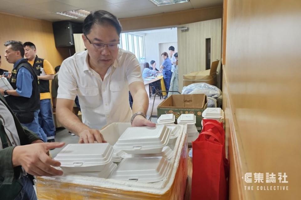 鍾港武昨在社交媒體上載「協助佐敦華豐大廈火災居民」相片。（鍾港武提供相片)