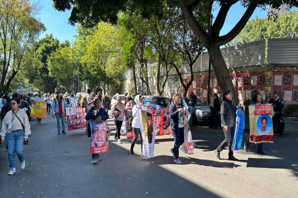 Familiares de víctimas de desaparición protestaron en Segob.