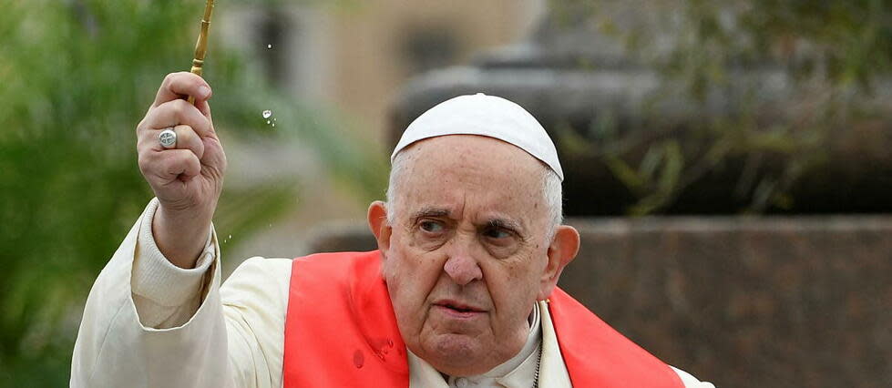 Le pape François est apparu sur la place Saint-Pierre dimanche pour célébrer la messe des Rameaux, événement important du calendrier chrétien.   - Credit:FILIPPO MONTEFORTE / POOL / AFP