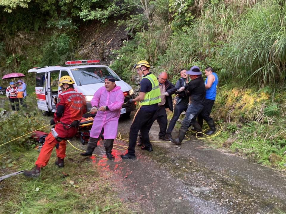 一行7人登山隊前往台中市大雪山登山，70歲男子滑落邊坡，搜救人員協助將他救起。（中央社／民眾提供）
