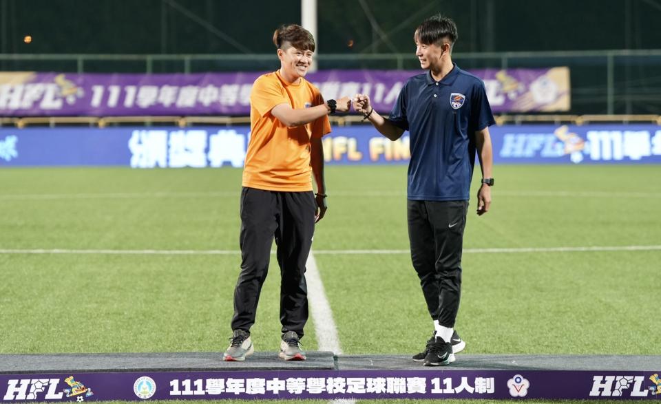 惠文的男、女足教練，廖子豪（右）、李綉琴（左），分別獲得最佳教練。（高中體總提供）