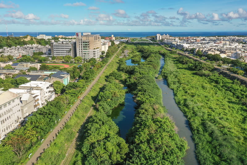 台東太平溪濕地 台東馬偕醫院旁的太平溪人工濕地，自民國103年啟 用，每日可淨化2400噸污水，並將污水轉化為濕地成 長茁壯的養分；在冬季時，時常迎來許多候鳥。 （台東縣政府提供） 中央社記者李先鳳傳真  113年2月27日 