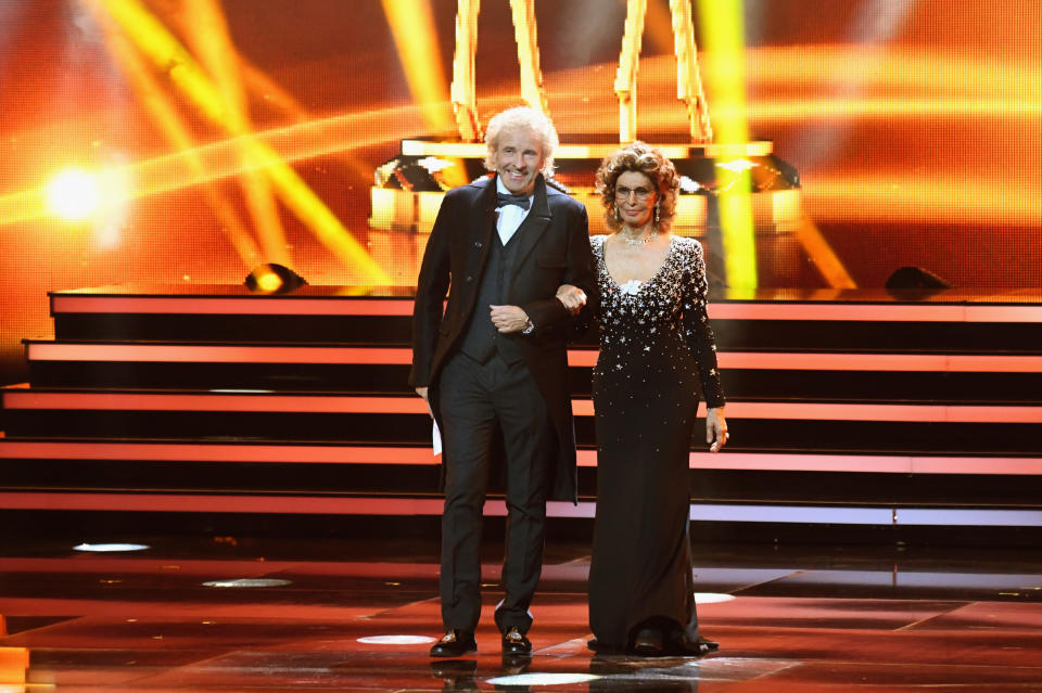 BERLIN, GERMANY - NOVEMBER 16:  Thomas Gottschalk and Sophia Loren on stage during the 70th Bambi Awards show at Stage Theater on November 16, 2018 in Berlin, Germany.  (Photo by Robert Schlesinger/Getty Images)