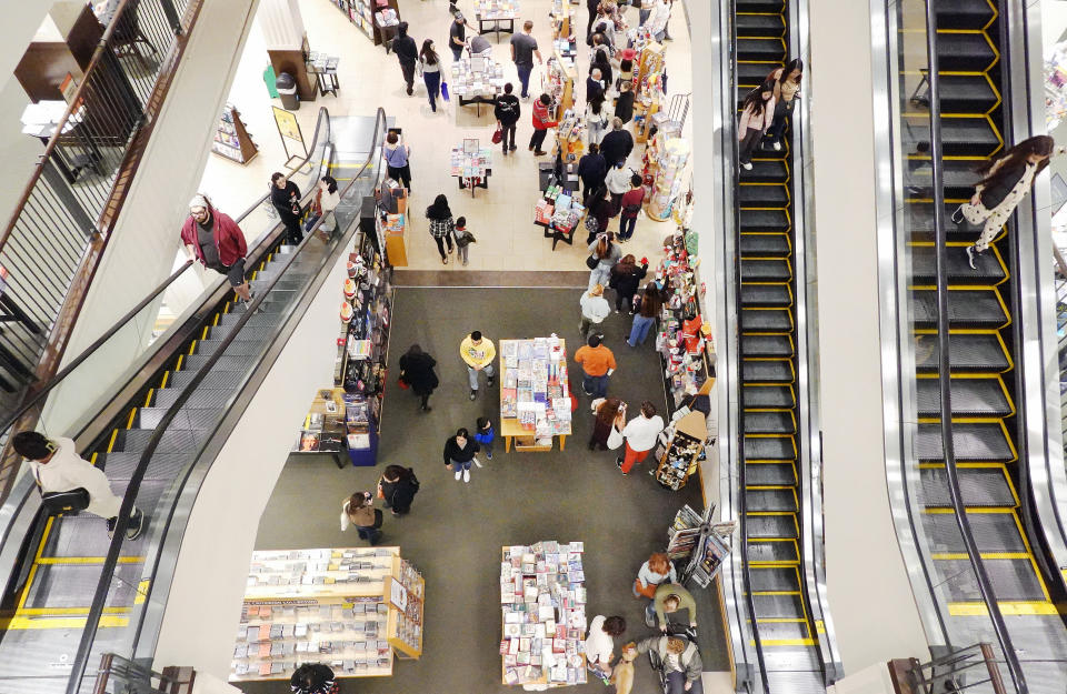 GLENDALE, CA - 26 DECEMBER: Shoppers verzamelen zich de dag na Kerstmis op 26 december 2023 in Glendale, Californië in de Barnes & Noble Americana-winkel in Brand Mall.  Volgens Mastercard SpendingPulse stegen de Amerikaanse detailhandelsverkopen tijdens de feestdagen met 3,1% op jaarbasis, gebaseerd op aankopen in de winkel en online.  (Foto door Mario Tama/Getty Images)