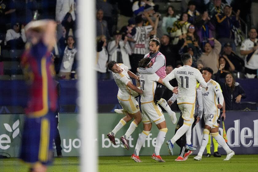 El delantero del Galaxy Miguel Berry salta a los brazos de sus compañeros para celebrar el gol del empate.