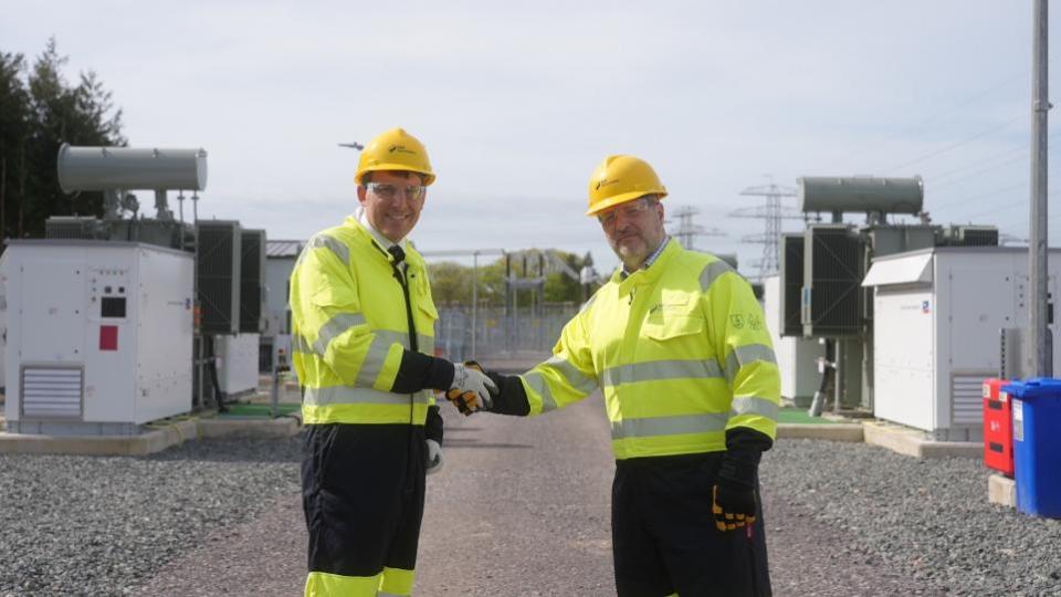 Salisbury Journal: John Glen MP with SSE Renewables Solar & Battery Head of Construction, Alun Robinson