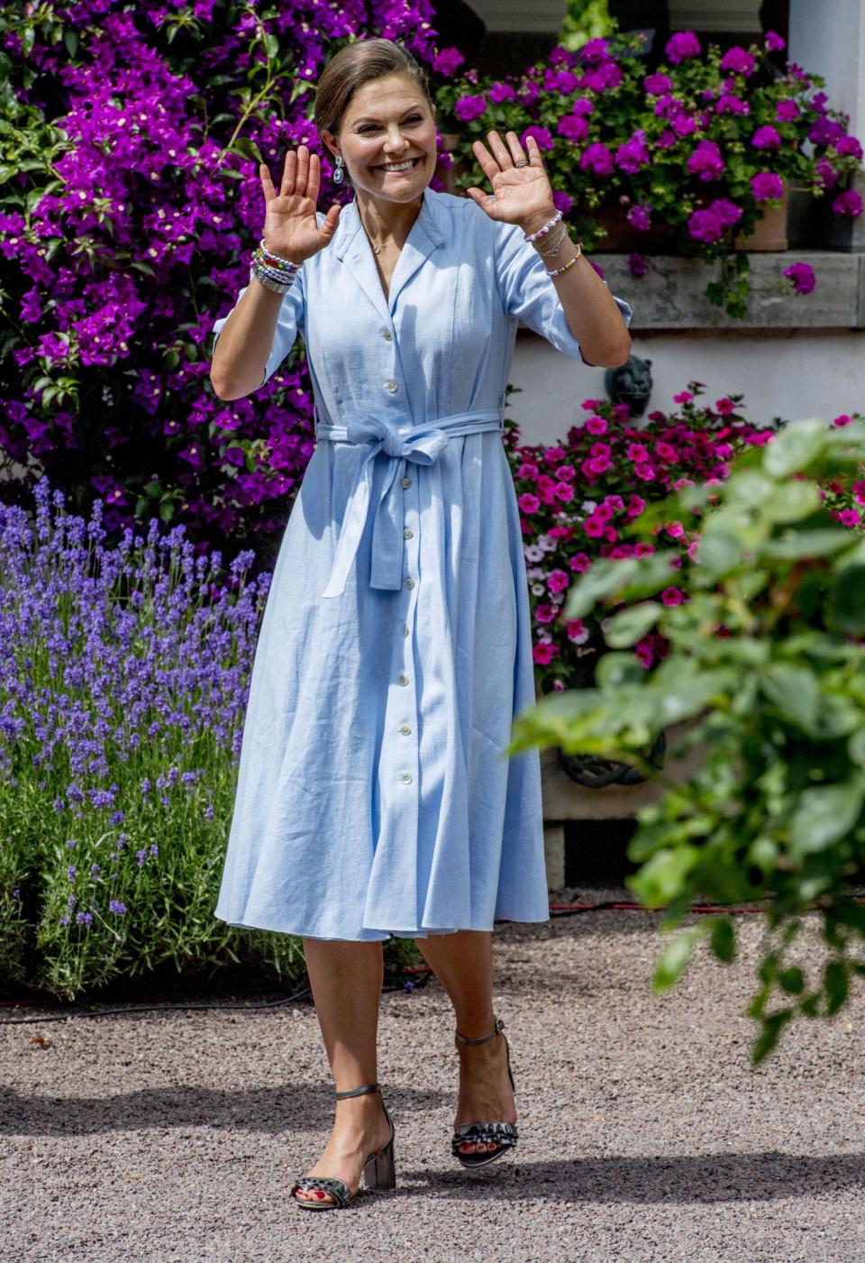 <p>Himmlisch! Kronprinzessin Victoria von Schweden trug an ihrem 40. Geburtstag ein hellblaues Sommerkleid mit durchgehender Knopfleiste und Schleife an der Taille. (Bild: Rex Features) </p>