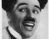 Dieses Gesicht ist unverkennbar - oder doch nicht? Als Charlie Chaplin 1928 an einem Charlie-Chaplin-Doppelgänger-Wettbewerb teilnahm, schied er in der Vorrunde aus. Noch zu Stummfilmzeiten avancierte Chaplin zum Star und blieb es auch, als der Tonfilm modern wurde - etwa mit "Der große Diktator", den er selbst schreib, produzierte und drehte.