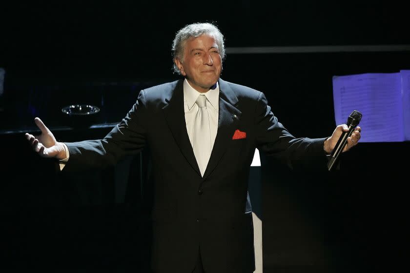 ARCHIVO - Tony Bennett agradece los aplausos después de cantar "I left My Heart in San Francisco" en el festejo de sus 80 años en el teatro Kodak en Los Ángeles, 9 de noviembre de 2006. Tony Bennett, el eminente estilista cuya consagración al cancionero clásico estadounidense le valió durante décadas la admiración de artistas desde Frank Sinatra hasta Lady Gaga, murió el viernes 21 de julio de 2023. Tenía 96 años. (AP Foto/Kevork Djansezian, File)