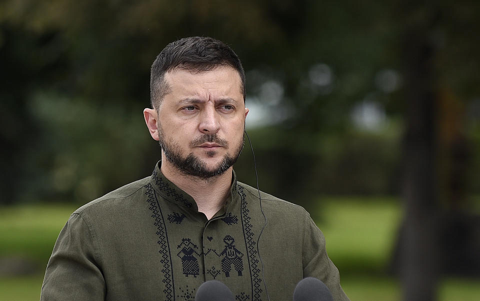 KYIV, UKRAINE - AUGUST 23, 2022 - President of Ukraine Volodymyr Zelenskyy attends a joint press meeting with President of the Republic of Poland Andrzej Duda in Konstytutsii (Constitution) Square outside the Verkhovna Rada building on National Flag Day, Kyiv, capital of Ukraine. (Photo credit should read Kaniuka Ruslan/ Ukrinform/Future Publishing via Getty Images)