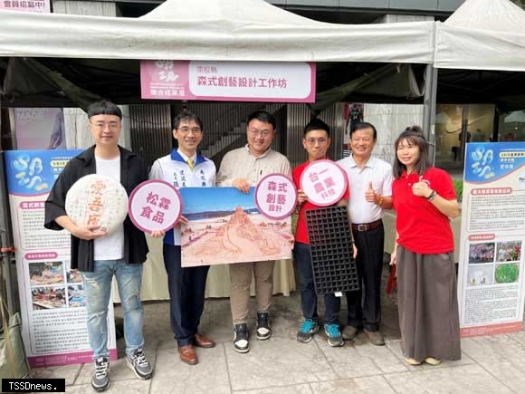 112年中臺灣地方產業創新研發SBIR聯合成果展，南投縣廠商前來參展。(南投縣府提供)