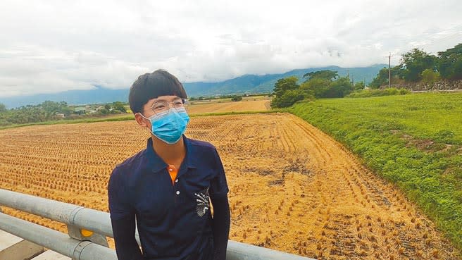 池上普遍豐收，但農民卻是兩樣情，萬安農民劉格棓大嘆，因缺水造成稻米收成減產5成，沒賺反倒賠了一些錢。（蔡旻妤攝）