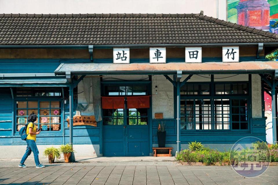 保留日治時代木造建築的「竹田車站」，是最美麗的景點。