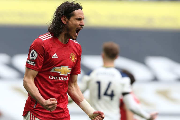 Edinson Cavani celebra su gol a Tottenham para Manchester United; hacía dos meses que el uruguayo no lograba convertir