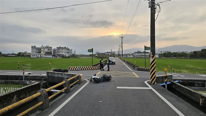 值勤中的警車與女騎士碰撞，雙雙倒地不起，女騎士傷重不治。（圖/翻攝畫面)