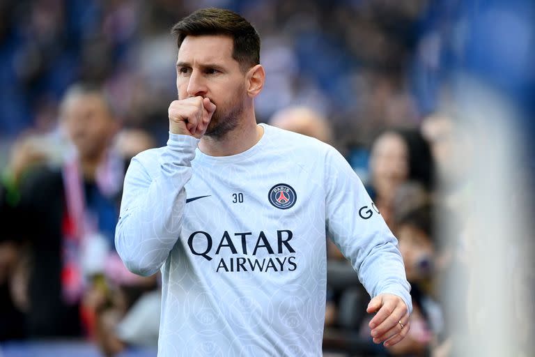 Paris Saint-Germain's Argentine forward Lionel Messi reacts as he warms up prior to the French L1 football match between Paris Saint-Germain FC and AJ Auxerre at the Parc des Princes stadium in Paris on November 13, 2022. (Photo by FRANCK FIFE / AFP)