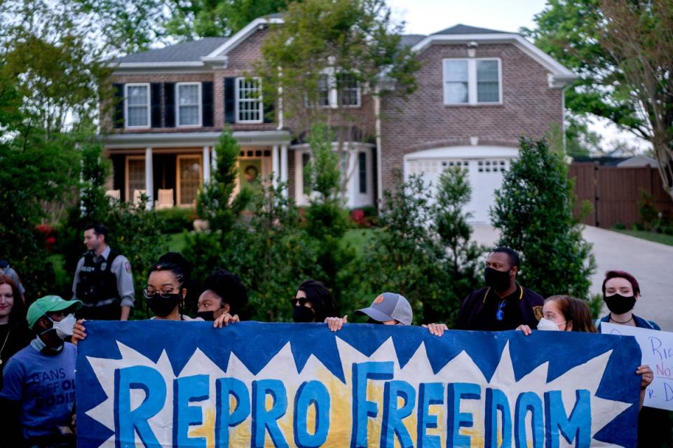 Manifestantes a favor del aborto afuera de la casa del juez Samuel Alito, en Alexandria, Virginia, el 9 de mayo de 2022 (AFP vía Getty Images)