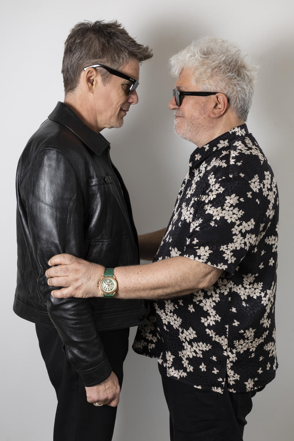 Ethan Hawke, izquierda, y el director Pedro Almodóvar posan para promover el corto 'Extraña forma de vida' en la 76a edición del festival internacional de cine de Cannes, en el sur de Francia, el jueves 18 de mayo de 2023. (Foto Joel C Ryan/Invision/AP)