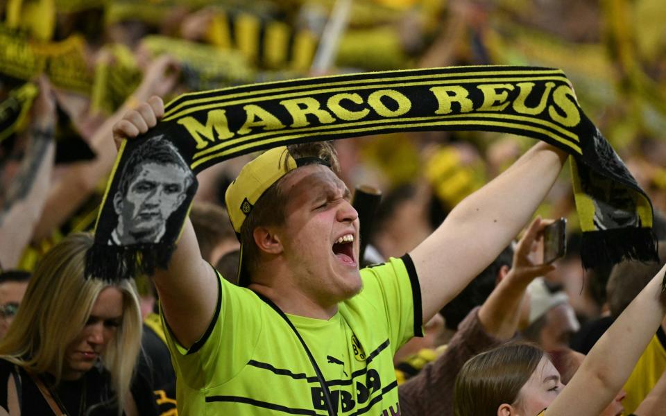 A Dortmund fan displaya a Marco Reus scarf