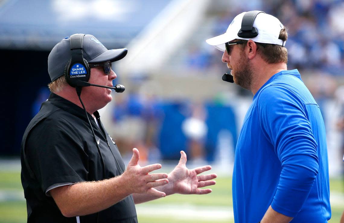 Kentucky Coach Mark Stoops, left, lured offensive coordinator Liam Coen back to Lexington after UK’s 2021 play caller spent 2022 as the Los Angeles Rams OC. Brian Simms/bsimms@herald-leader.com