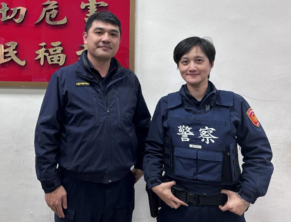 大同分局延平派出所警員潘龍(左)、黃沛琳(右)熱心服務民眾。(記者 張泓笙翻攝)