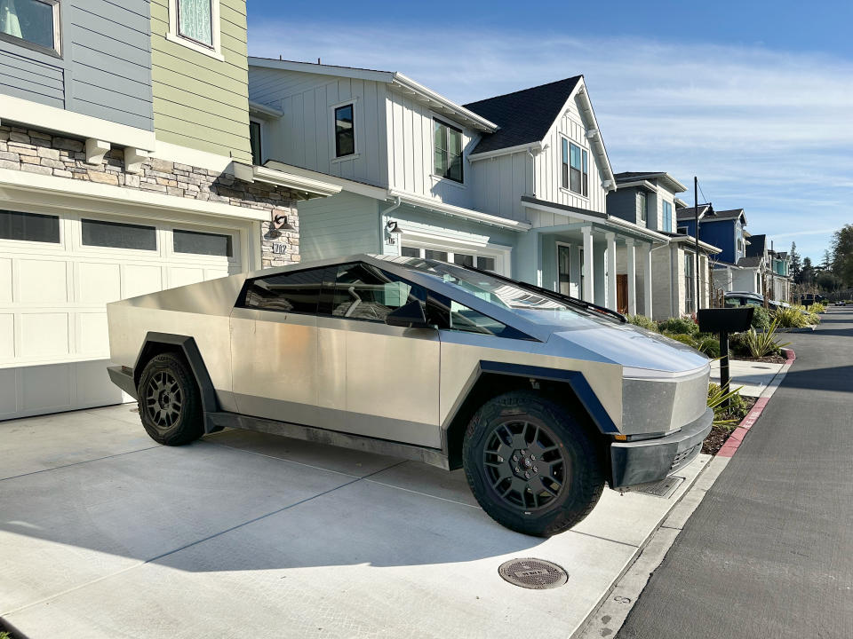 Tesla Cybertruck estacionado en la entrada de una casa residencial en Sunnyvale, California, Estados Unidos. Foto: Getty Images. 