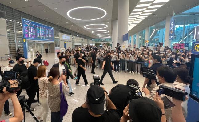 大批韓國粉絲前天在仁川機場迎接許光漢。（翻攝自首爾體育報）