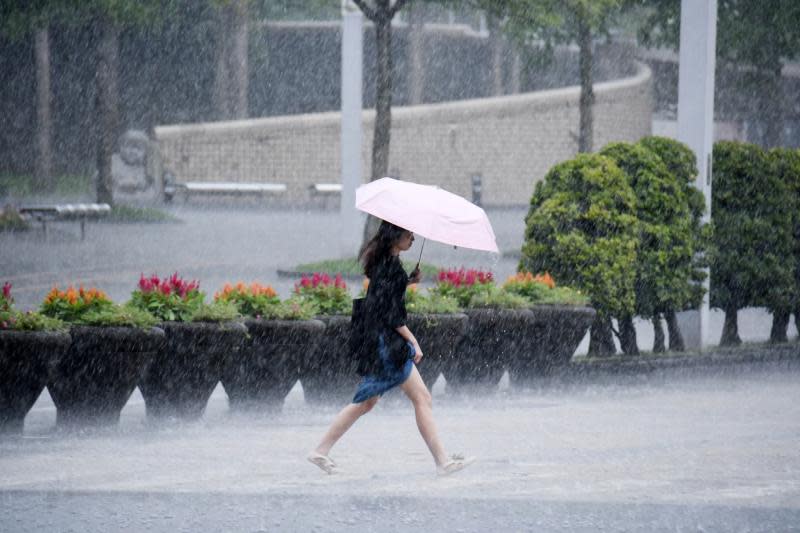 ▲為因應這次強降雨可能造成的災害，中央氣象局預報作業目前已進入大規模豪雨的強化預報作業，接下來逐三個小時會提供定量降水預報以及更新縣市雨量的預報值。（圖／NOWnews資料照）