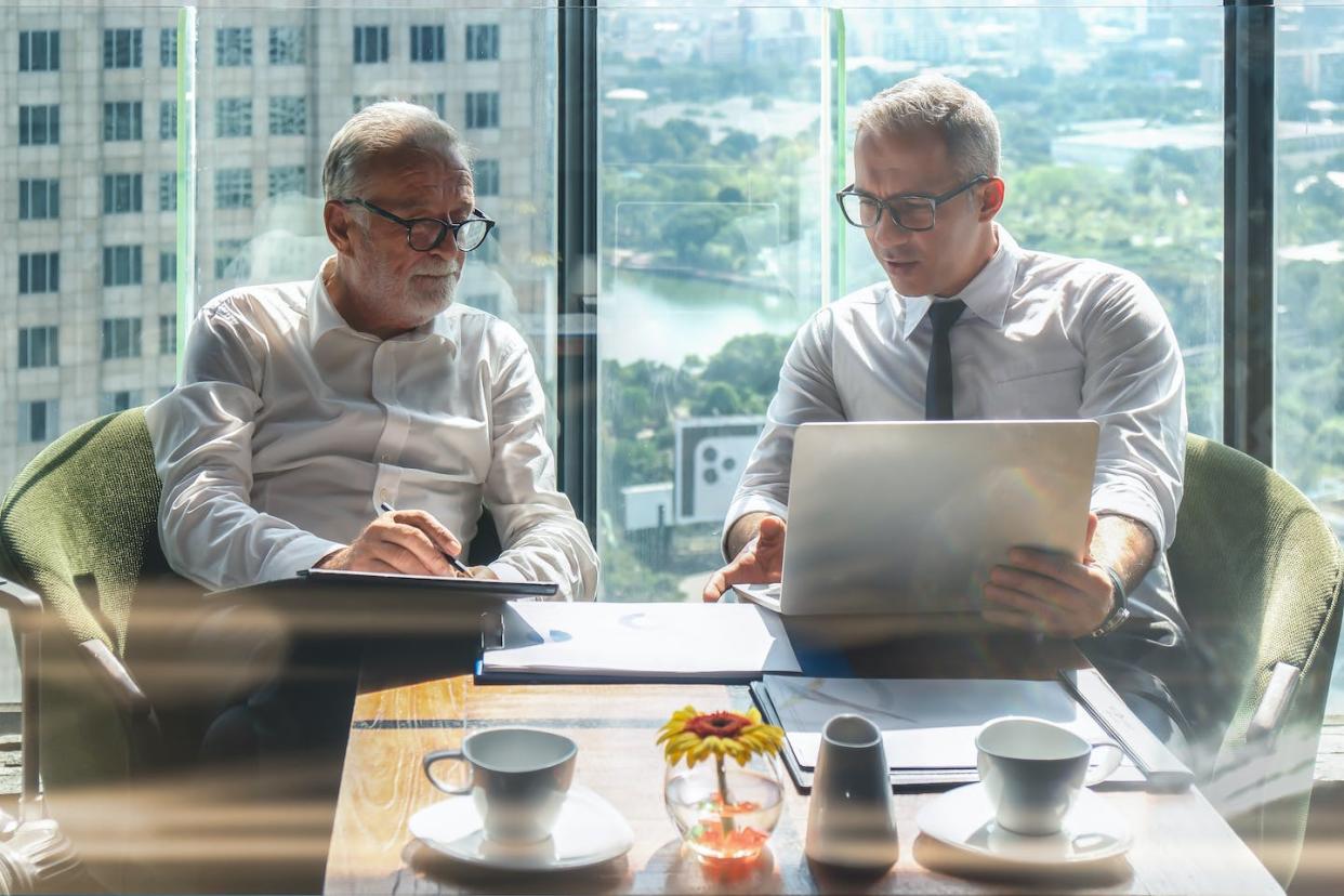 <a href="https://www.shutterstock.com/es/image-photo/two-caucasian-businessmen-having-business-conversation-1752052865" rel="nofollow noopener" target="_blank" data-ylk="slk:Shutterstock / Mongkolchon Akesin;elm:context_link;itc:0;sec:content-canvas" class="link ">Shutterstock / Mongkolchon Akesin</a>