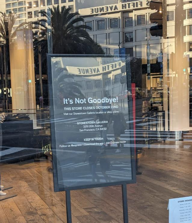 舊金山聯合廣場Express服裝店門口，擺出了停業的告示。（記者李怡／攝影）