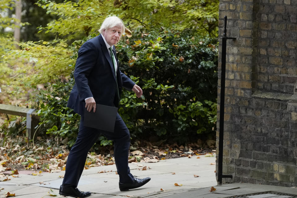 El primer ministro británico Boris Johnson saluda a los reporteros en camino a una conferencia virtual organizada por el gobierno de Ucrania y encabezada pr el presidente ucraniano Volodymyr Zelenskyi, en Londres, el 23 de agosto del 2022. (AP Foto/Frank Augstein)